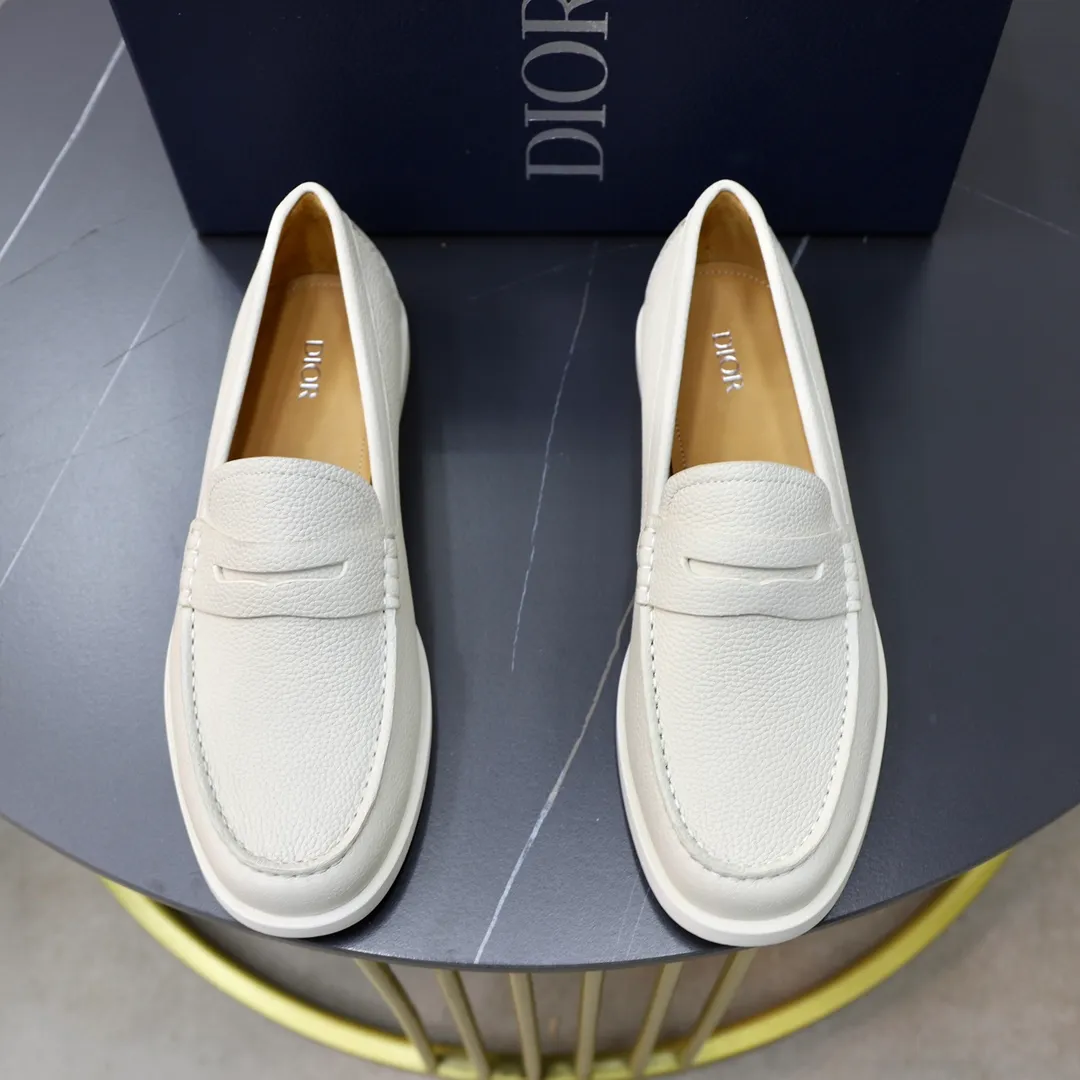 Ex-factory price: 540🙅‍♂️🙅‍♂️🙅‍♂️ Brand: Dior DIOR Standard code: Men's code 38/44 (45 can be customized) Grade: Same as the official website Material: Original cowhide stitching, cowhide lining, original TPU wear-resistant soft outsole Style categories: Leisure and sports version, footwear for driving, young fashion, European and American trends, British style Color: actual picture color